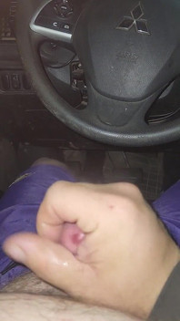 Aku lagi asik ngocok kontolku pakai celana dalam merah muda di mobilku