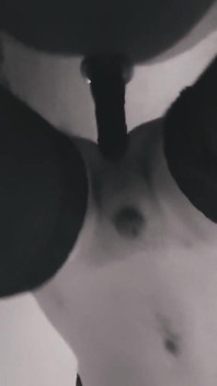 Ung sissy tar dildo djupt i röpan