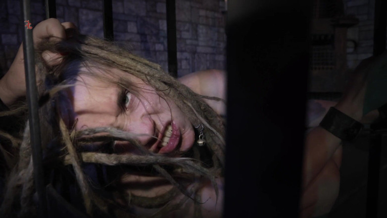 Inquisition and prison world: Divoká služebná Fina je držena v kleci a sliz jí...