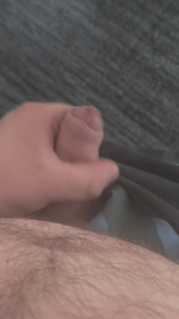 뚱뚱한 털곰이 사무실에서 자위하다가 바닥에 사정을 해요