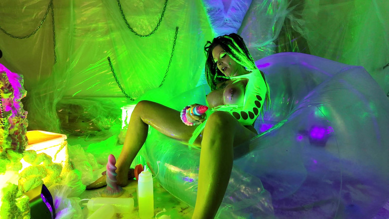 EdgesOfReality: Neon Perverso Scopa Da Sola