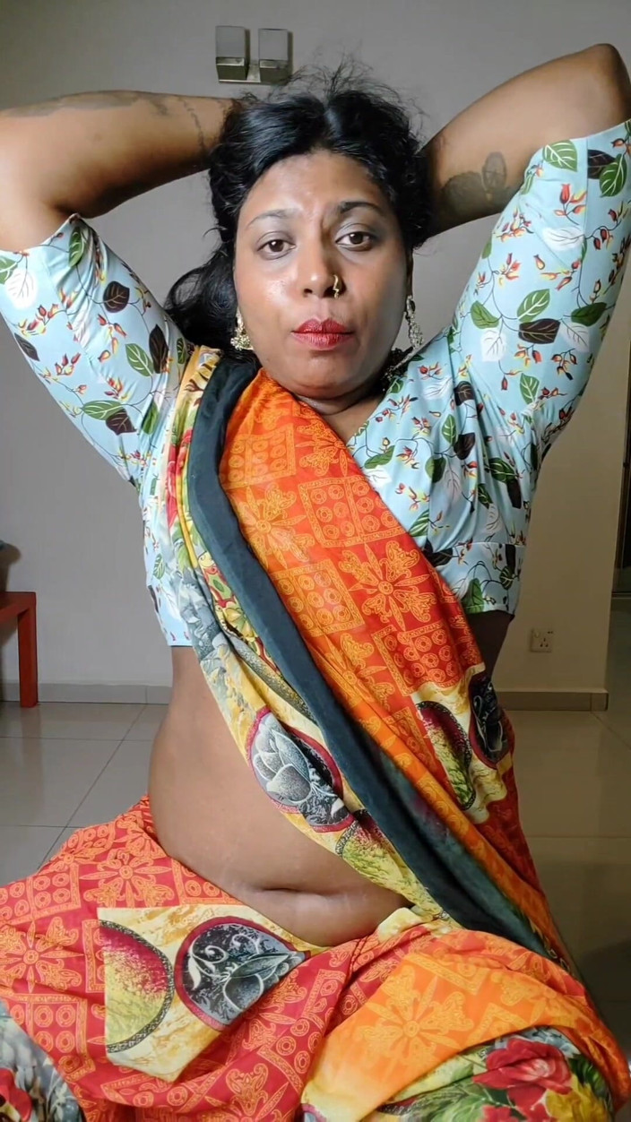 Ilariafajralilura: Aunty Ilaria Tries to Escape the Crowd and Accidentally Discovered...