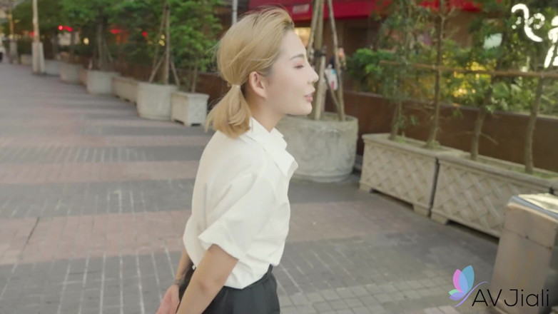 AV Jiali: 섹시한 여학생 Stacy는 얼간이보다 나쁜 소년을 선택합니다.