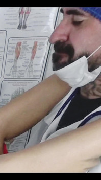 Ginekolog mesum tidak bisa menahan diri dan masuk ke dalam vagina pasien!
