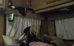 Rachel prende un grosso giocattolo nero e lo ama