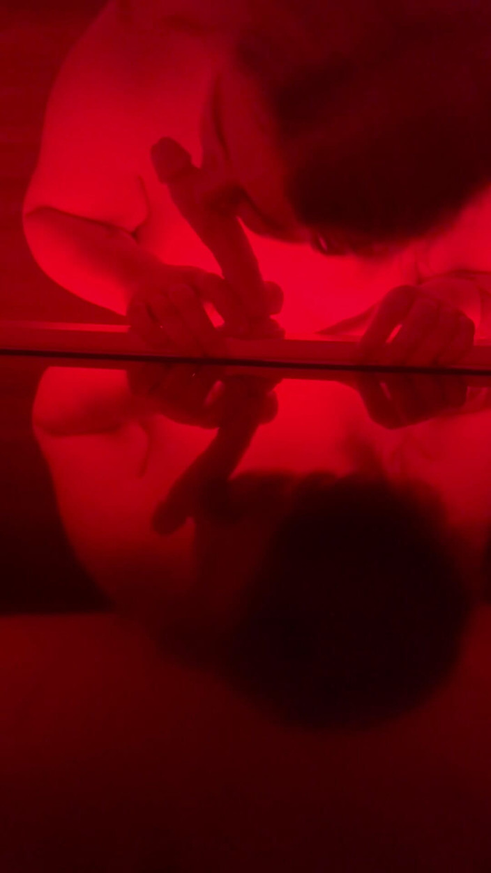 Quinnicide: Tante semok kulit putih lagi asik nyepong kontol pakai dildo...