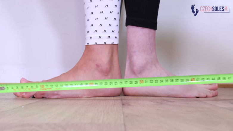 Czech Soles - foot fetish content: สองเท้าใหญ่เท้ายาวของสาวเท้าเปรียบเทียบเท้า