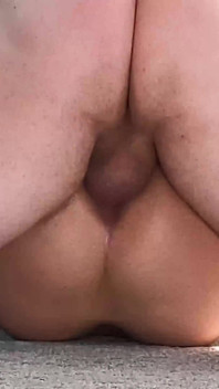 Non vuole che tu le veda la faccia, ma non importa se ti masturbo nella sua figa e nel buco del culo