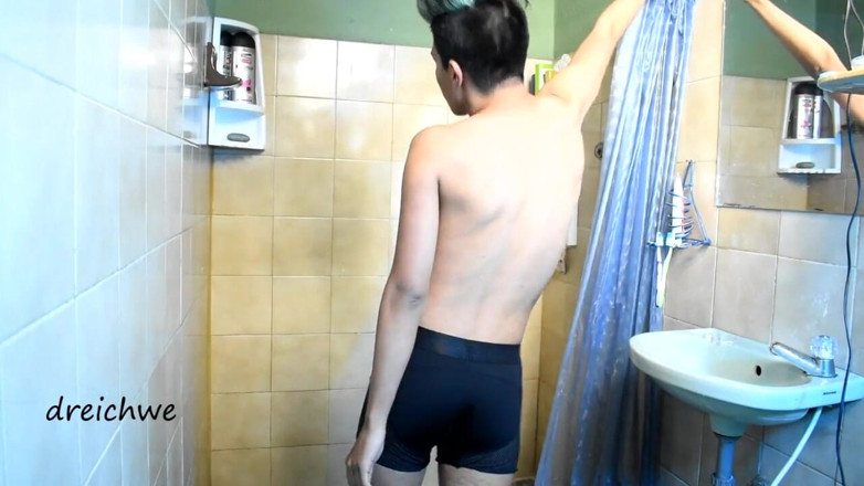Dreichwe: Cold shower in boxer