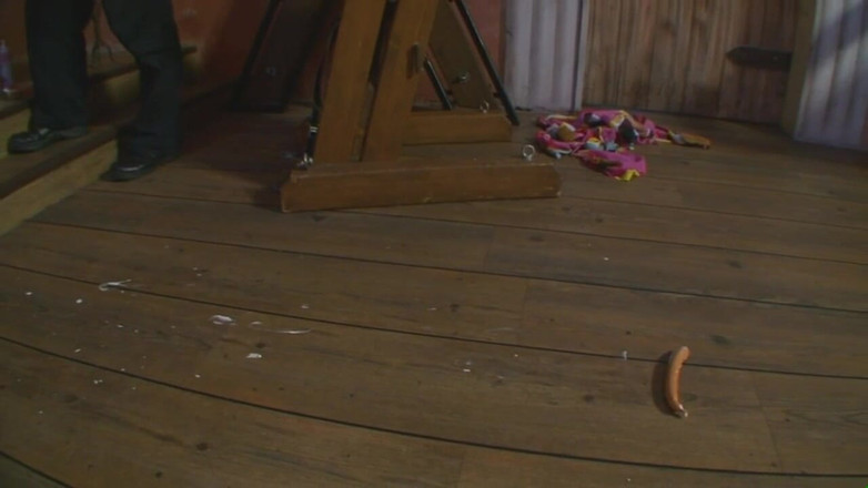 Absolute BDSM films - The original: Dominující nožní okovy zabalené ve folii