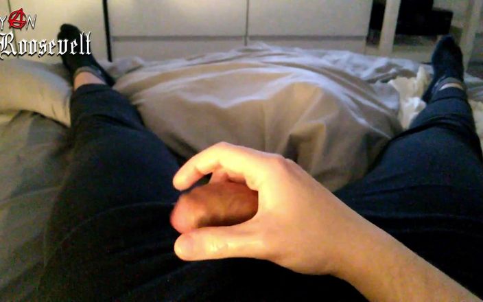 Ryan Roosevelt: Masturbándose tarde en la noche con un anillo de polla...