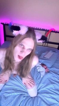 En primer plano - femboy se folla a un chico con un gran culo y termina como una manguera de bomberos