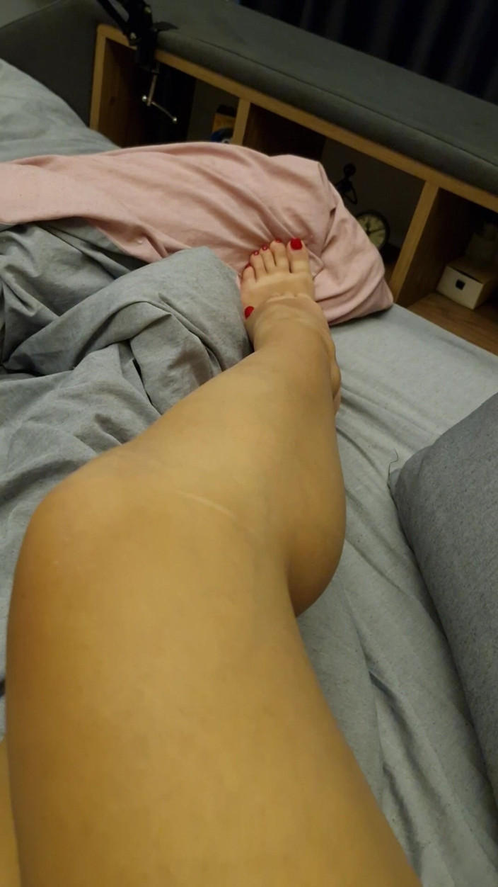 Esmer Tarcin: Penghinaan menyinggung kaki dan masturbasi kaki