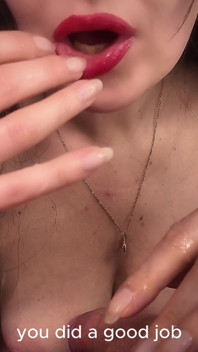 Hodný chlapec dává celé své sperma mým lepkavým prstům a kozám