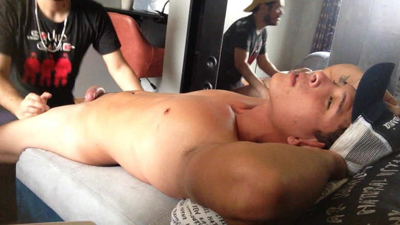 The-hook305: Markus pamer tubuh aduhainya sambil gettong dan nyepong kontol dengan...