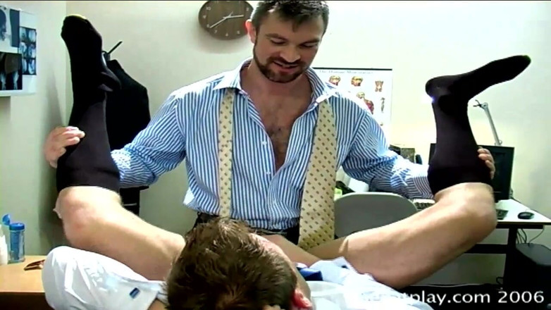MenAtPlay: Dr. Richard memeriksa Korben