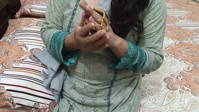 QueenbeautyQB: Une femme de ménage indienne du coin a été surprise en...