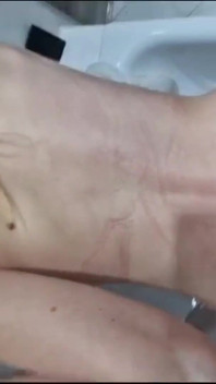 Harter badewannenfick mit gesichtsbesamung und goldener dusche eskaliert