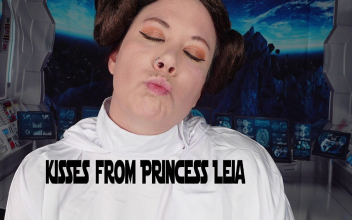 Deanna deadly: En primer plano recibe besos de la princesa Leia, fetiche...