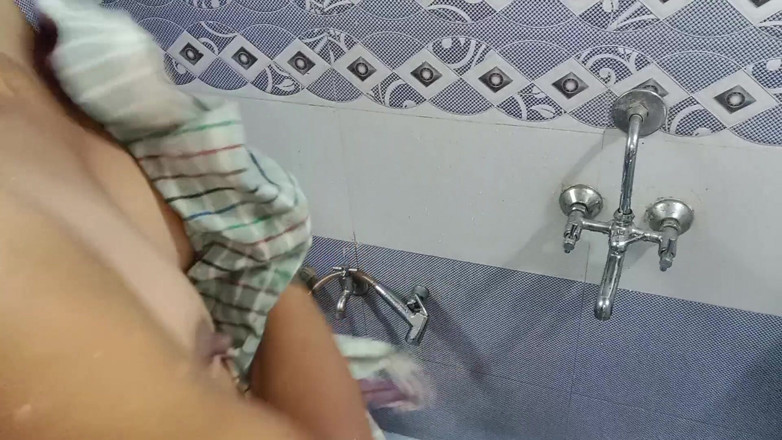 xxxSejal: 화장실에서 목욕하는 내 시누이와 섹스