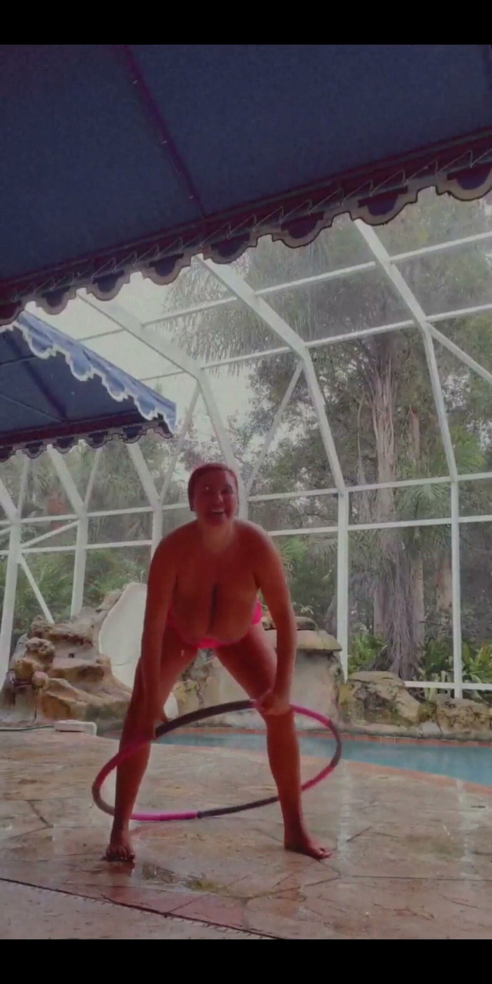 Annabelle Rogers: Ziua ploioasă Antrenament topless la piscină! Ai fi antrenorul meu...