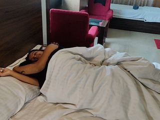 Bollywood porn: 一对情侣的晨间欲望导致了一次性爱