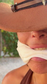 Podváděné dívky svázané těsné. Dvě bezmocné cowgirls Cleave gagged na strom a Drsné lana Hogtie