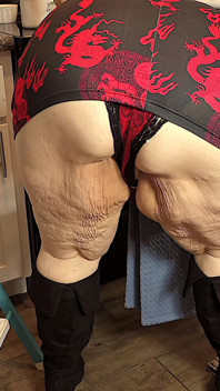 Agente immobiliare con culo grosso in mini abito corto facendo... Con gambe aperte - calda bbw SSBBW miLF cameriera delle pulizie