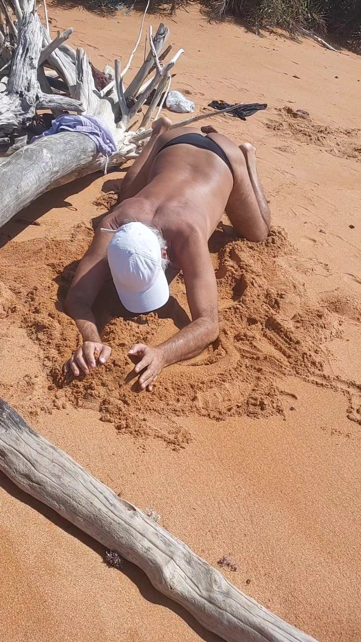 Ladysilvas: Ladysilva na plaży w majtkach opalanie Jej gorący tyłek