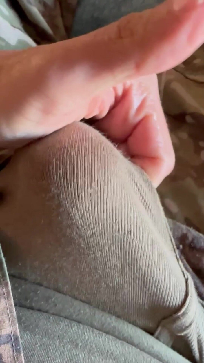 Gay Soldier Stuff: Армійський солідер дрочить у своїй уніформі та військових трусах свого сусіда по кімнаті і стріляє в вантаж!