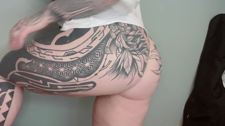 Miss Valentina: タトゥー入りの尻崇拝