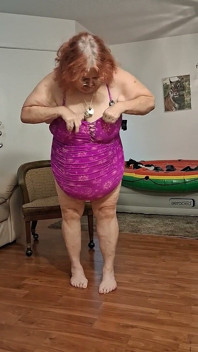 Big Beauty Nurse Vicki Próbuje Dla Ciebie Nowe Zamówienie Odzieży Część 1