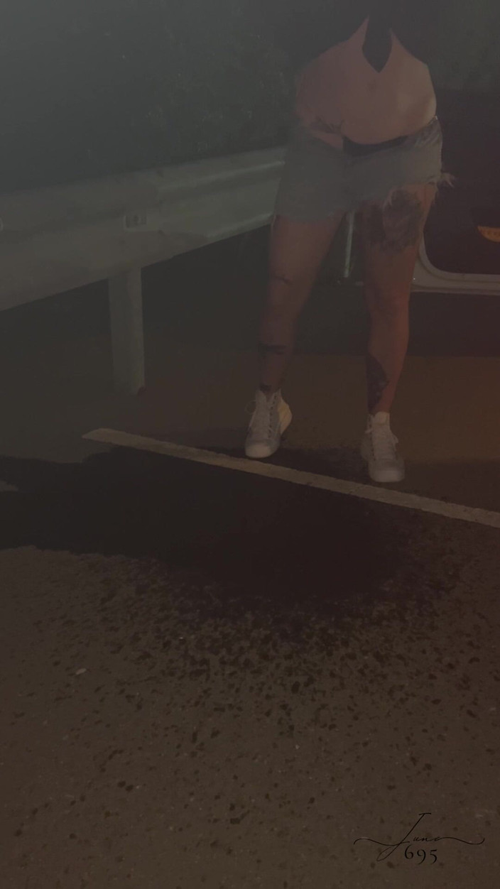 June695: Chuva dourada em uma rua