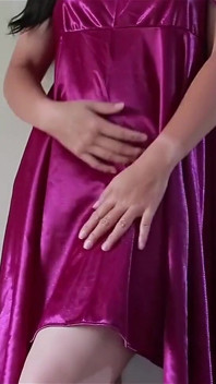 Sehr klares bali-mädchen, ihr hobby ist wieder colmek - masturbiere mit meinem lila seiden-satinkleid
