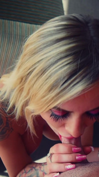 Tetona petite babe consigue un gran facial