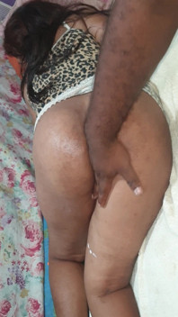 Desi la moglie troia allarga il buco del culo e mostra la sua bella figa