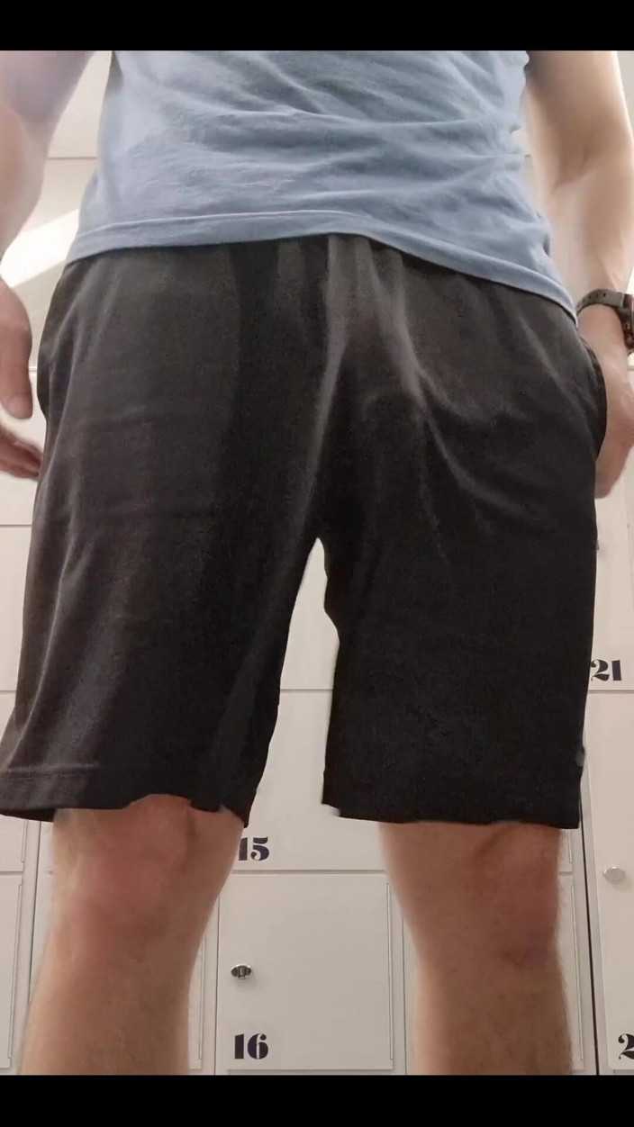 Awesome A: La vestiarul sălii de sport