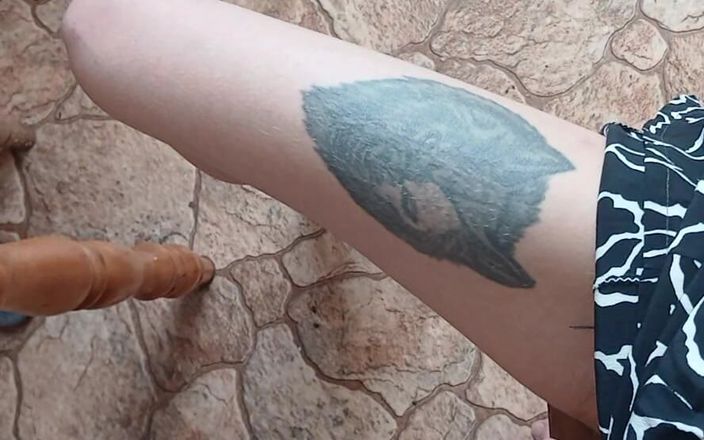 Lesbian-candys: La ragazza in un vestito estivo si masturba