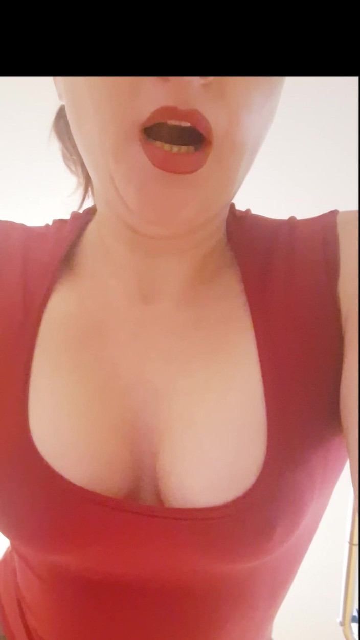 NataKuba: Milf de pechos naturales