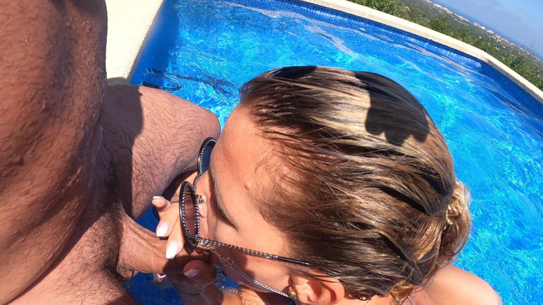Europe MILFs Outdoor: 豊かなブロンドのミルフがプールサイドで激しくペニスに乗る