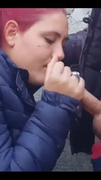 Rotes mädchen gibt mir einen schwanzlutschen, bis sie meine milch bekommt