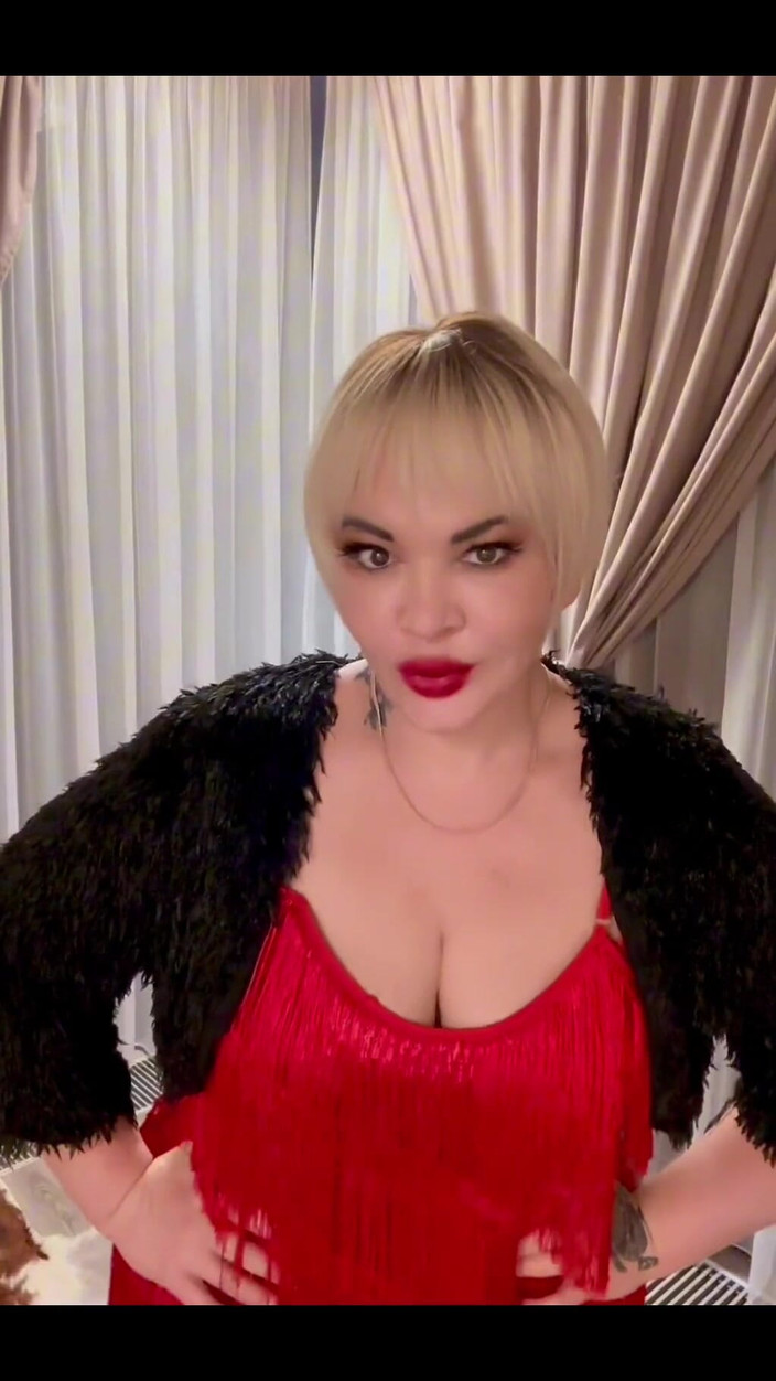 KarmenMilf: Uma Roupa Bonita Está Pronta Para O Feriado?