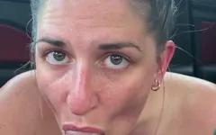 Une pipe mordante, suceuse et stupide sur la banquette arrière, éjaculation faciale