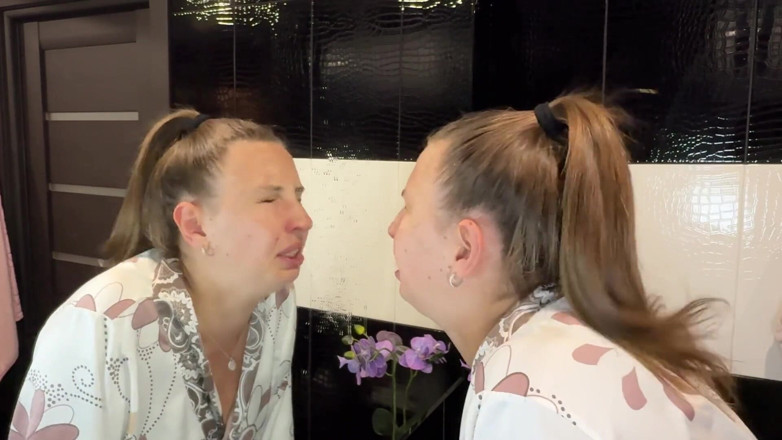 Hottie goddess: La tempesta di starnuti con la faccia sciocca