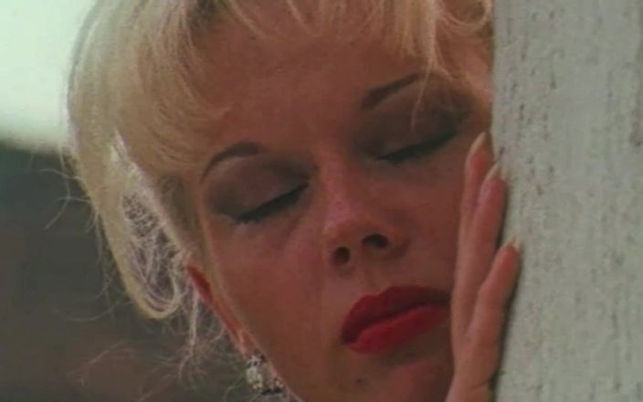 Inthe MILF room: Kelly Trump é uma rainha do corno descobrindo que seu marido...
