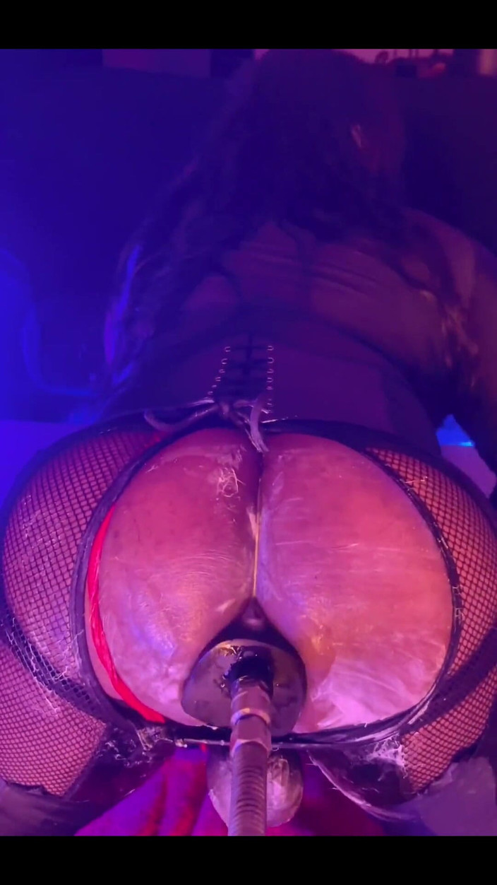 DipsoDeep: Cewek bahenol ini dientot habis-habisan sama mesin seks