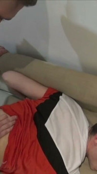 Ragazzo giovane fa schifo a un etero