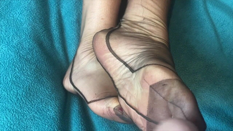 Mr MF: Mevrouw rijpe voeten krijgt speciale crème op haar Ff nylons