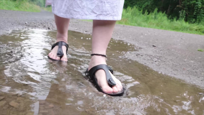 Footfetish: ビルケンシュトックのスリッパは雨水たまりで楽しんでいます