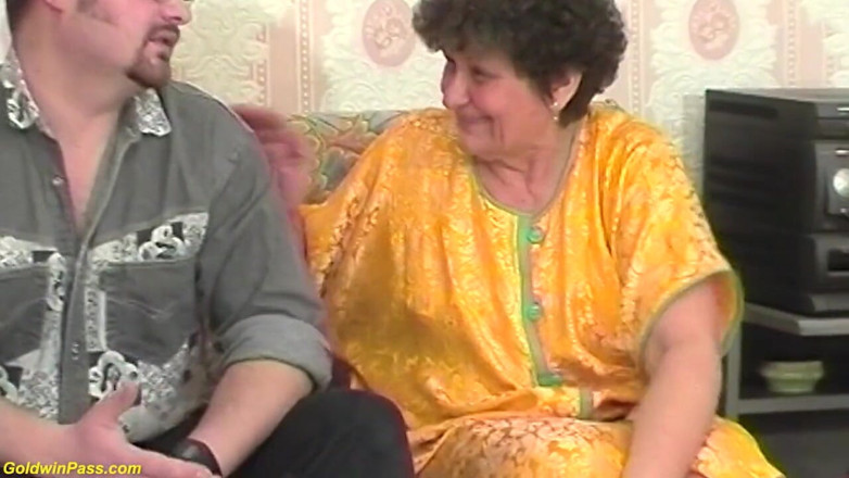 Goldwin pass: Mama vitregă dolofană urâtă de 76 de ani are nevoie de...